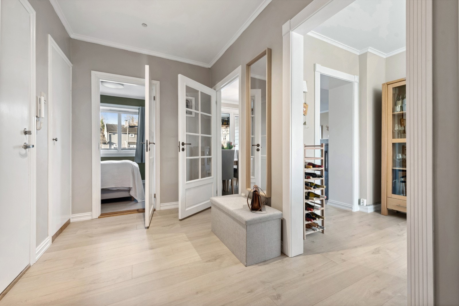 Entrè med 1-stavs gulv fra 2019 og glatte malte vegger. God plass til garderobeskap og i tillegg et kott i tilknytning. Galleribilde