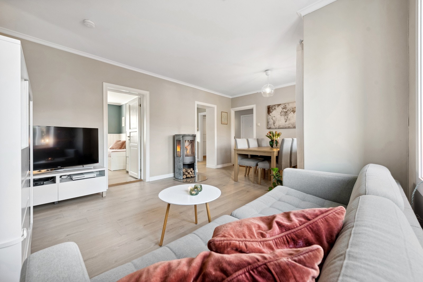 Den moderne peisovn har vært mye i bruk, den varmer godt på kalde dager og kan ses fra alle kanter i stuen. Galleribilde