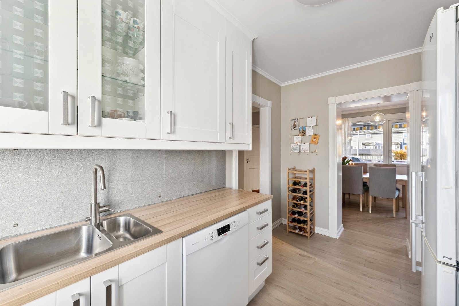 Gjennomgående mellom kjøkken til stuen hvor du kan få med deg det fine lyset fra vinduet mot balkongen. Galleribilde