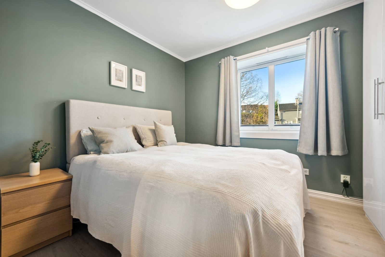 Soverom 2, nyttes i dag som hovedsoverom. Det er god plass til dobbelseng med tilhørende møblement. Galleribilde