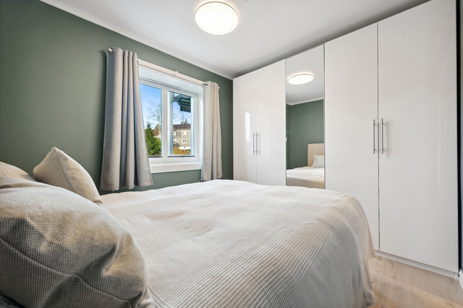 Soverom 2. Hel vegg med garderobeskap, delvis med speil i front. Galleribilde