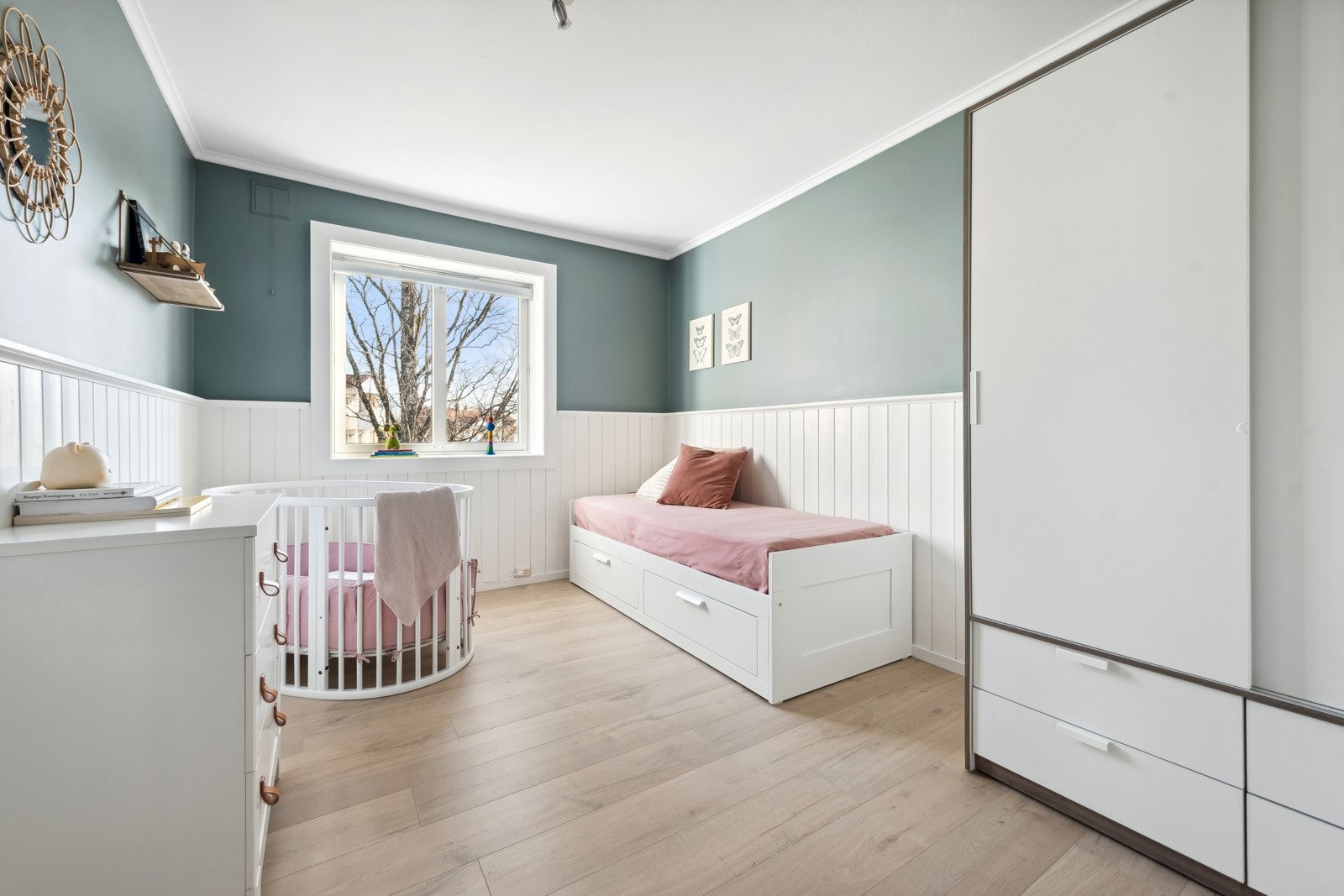 Rommet nyttes i dag både som barnerom, gjesterom og kontor. Garderobeskap. Her er det mange muligheter. Galleribilde