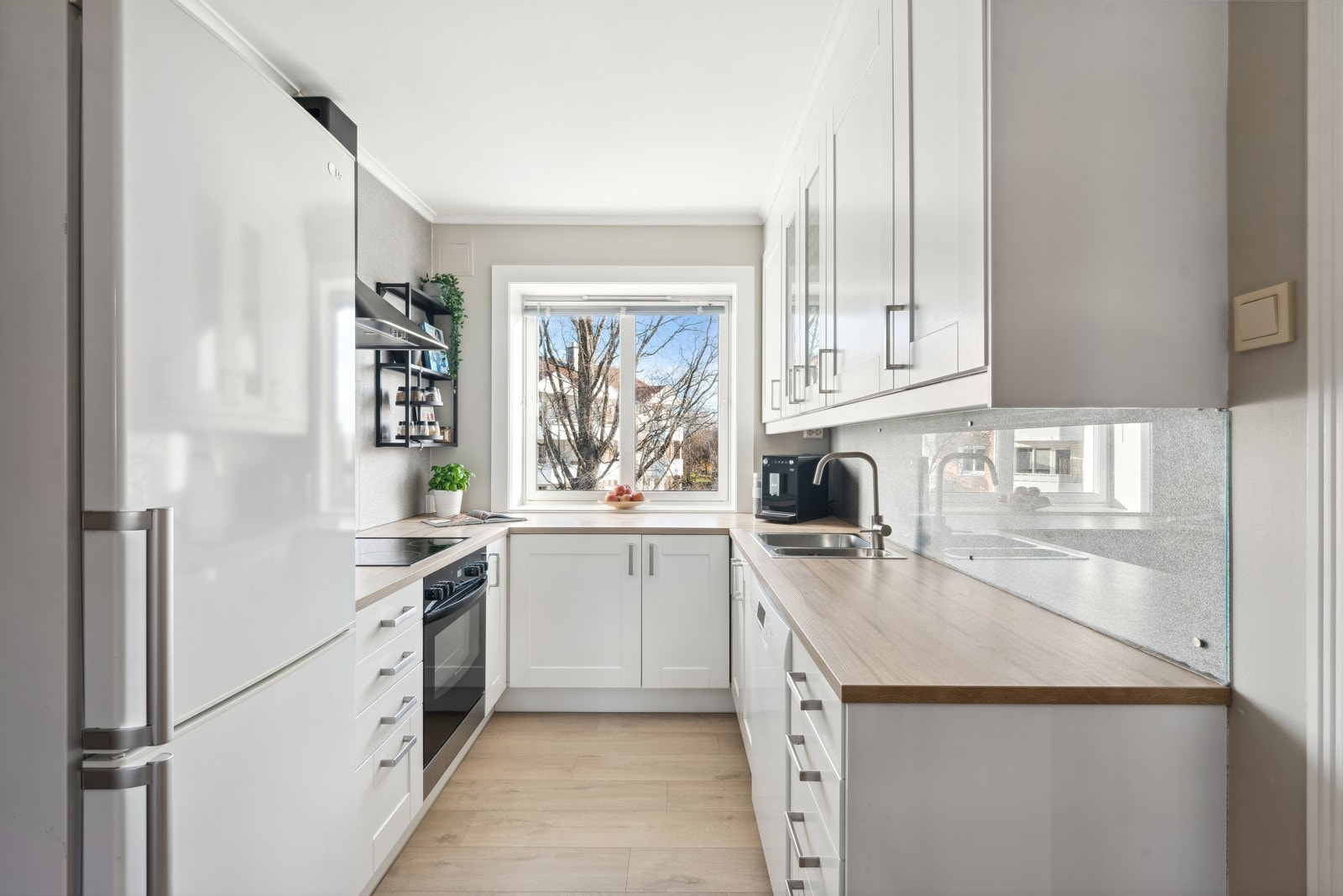 Kjøkkeninnredningen er godt planlagt med mye skap-og benkeplass. Benkeplate, kjøkkenkran og oppvaskkum byttet i 2019. Galleribilde