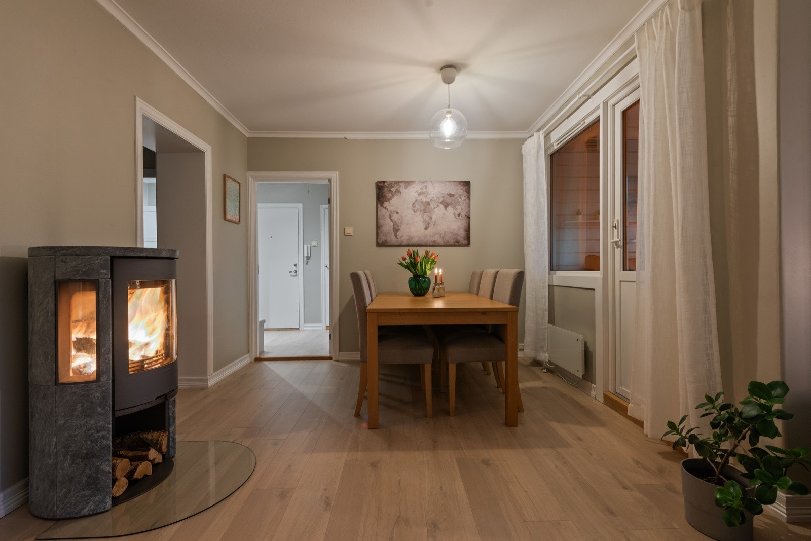 Flotte lysforhold på kveldstid. Moderne peisovn som varmer godt på kalde kvelder. Galleribilde