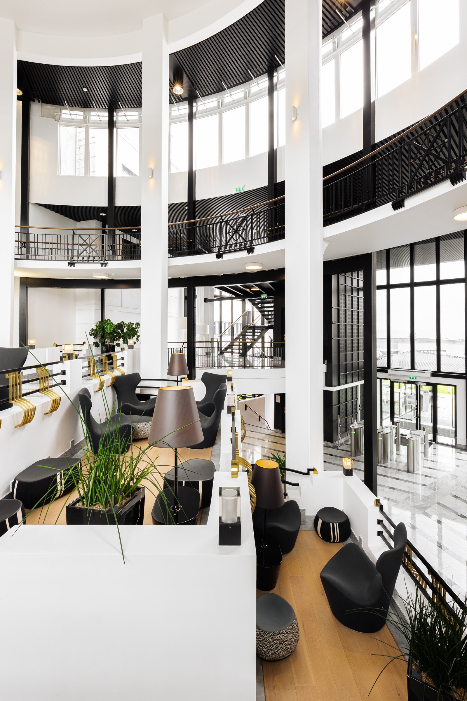 Unikt fellesareal med mindre sittegrupper Galleribilde