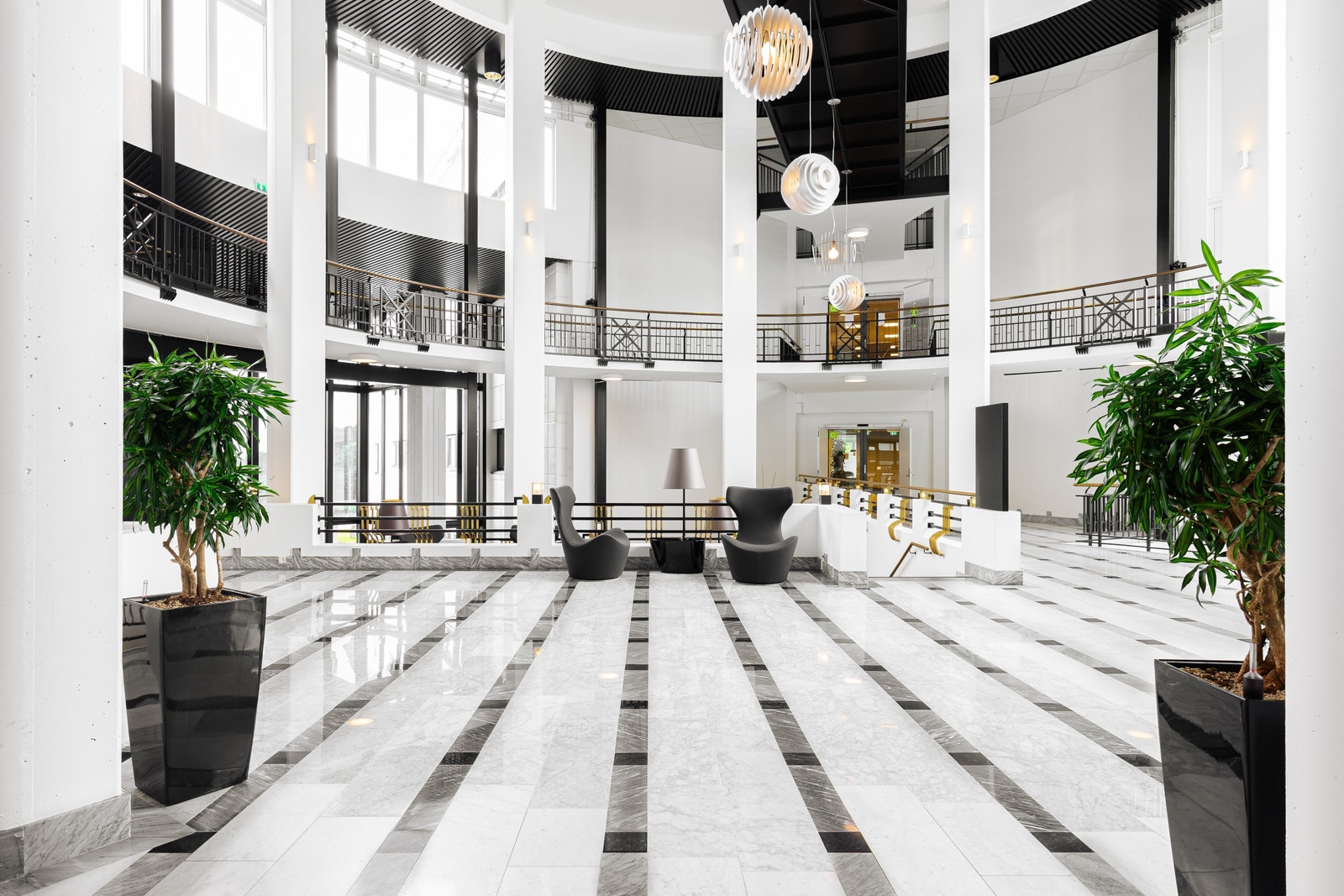 Storslått foajee rett innenfor resepsjonsområdet. Galleribilde