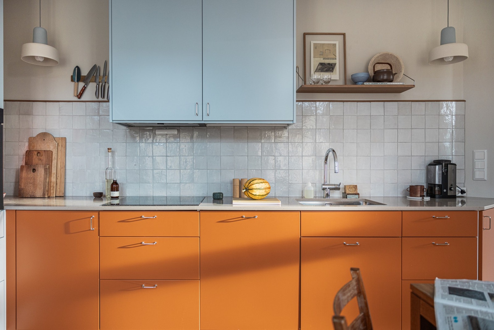 Kjøkkenbenken i kompositt har underlimt kum i stål. Galleribilde