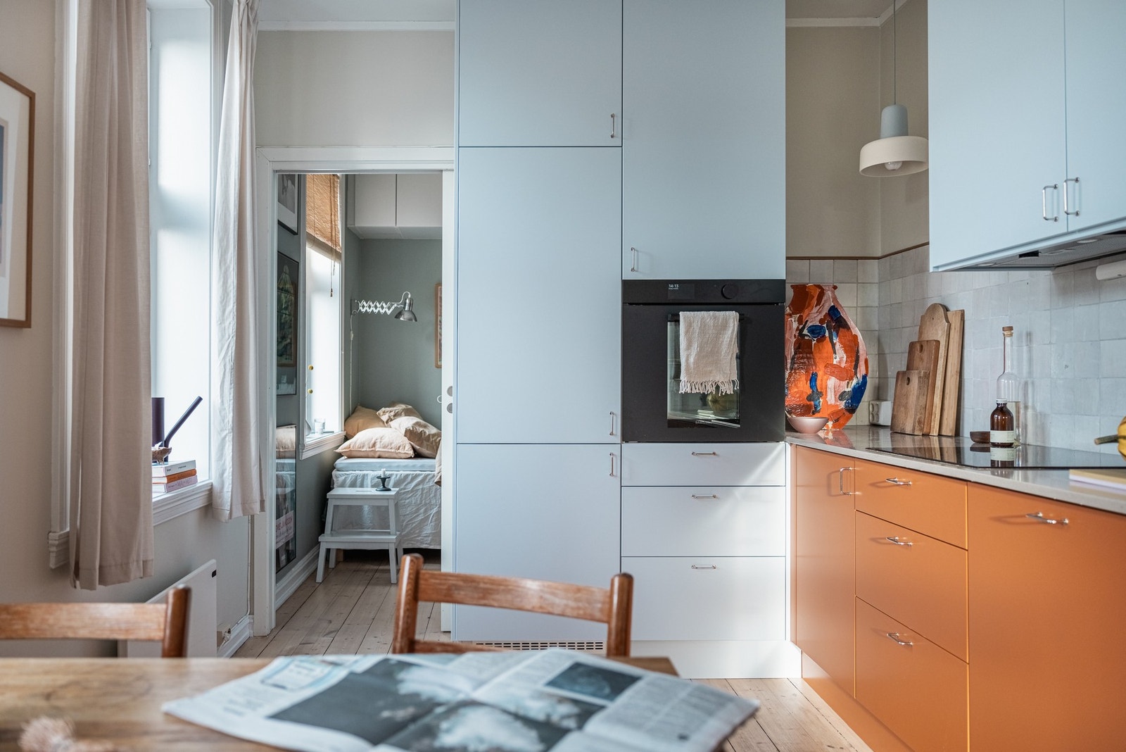 Av integrerte hvitevarer er det oppvaskmaskin, kjøleskap, stekeovn og koketopp. Galleribilde