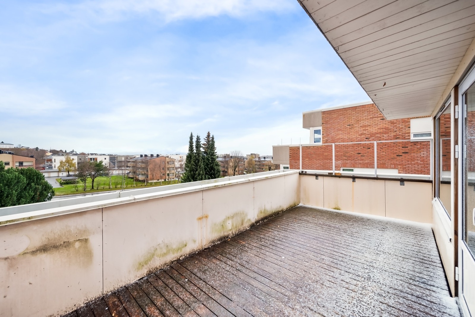 Romslig balkong med gode solforhold. Galleribilde