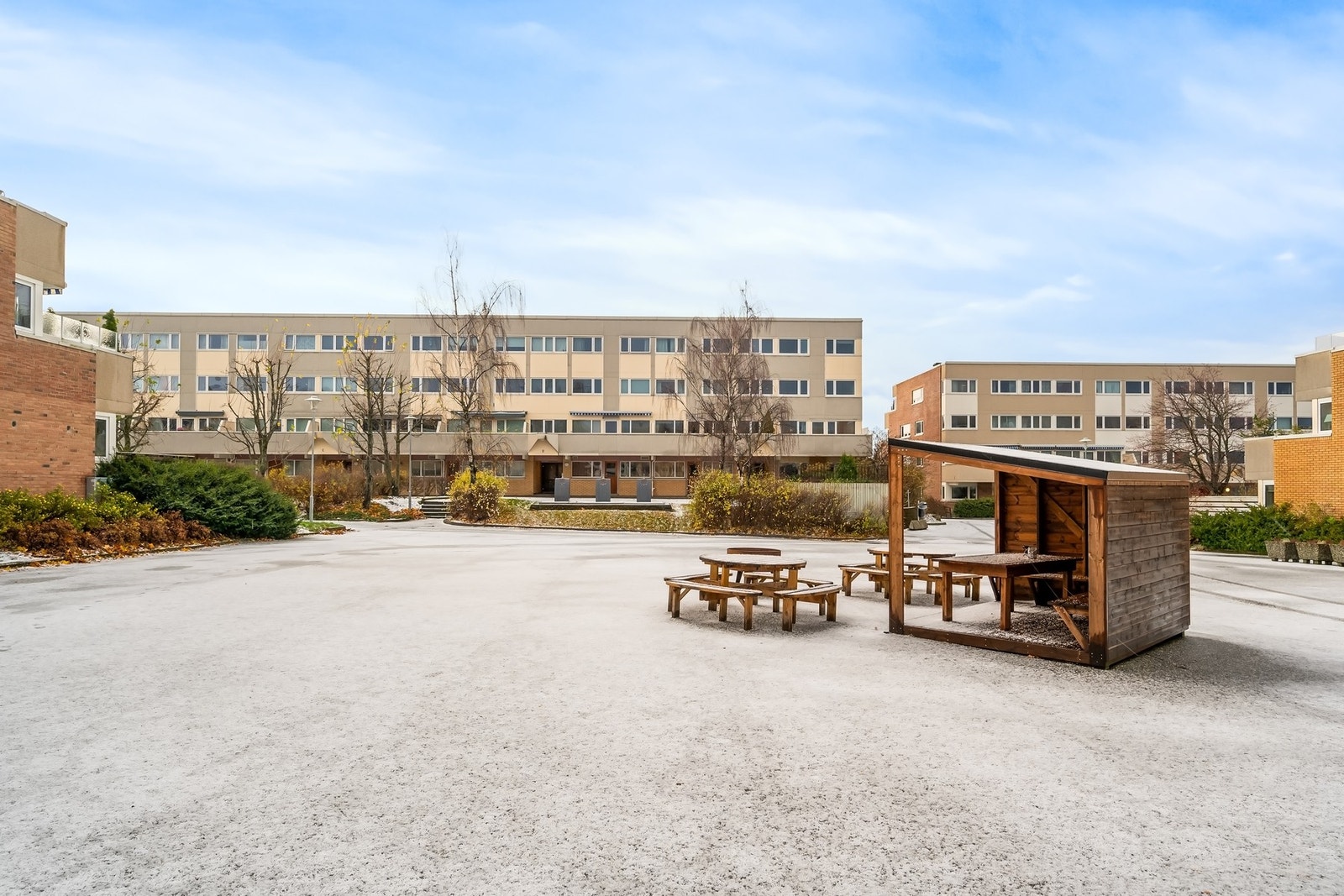 Borettslaget har pent opparbeidet fellesområder med benker, lekeplass, bålpanne etc. Galleribilde