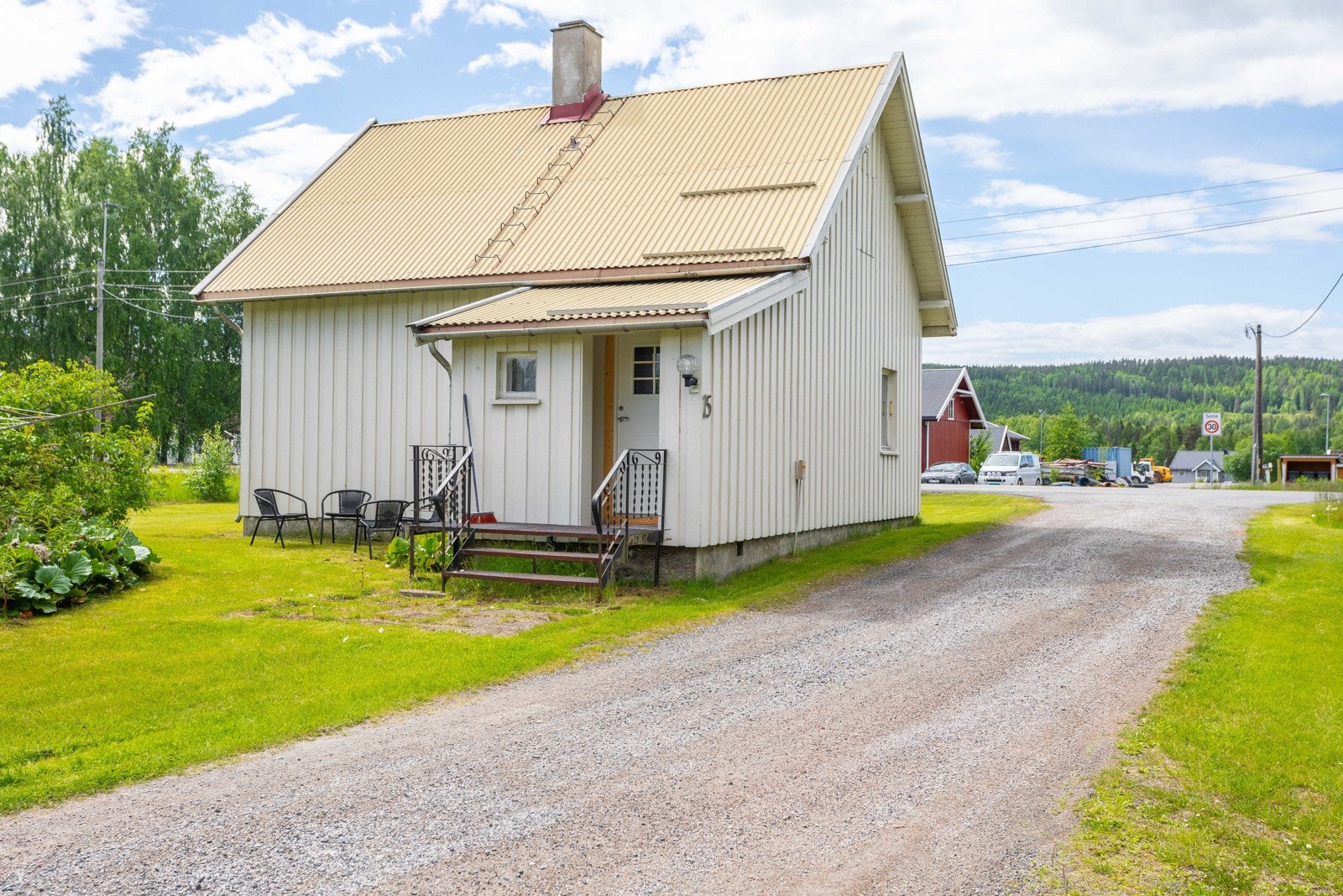 Enebolig på et plan, med enkelte moderniseringer innvendig. Galleribilde