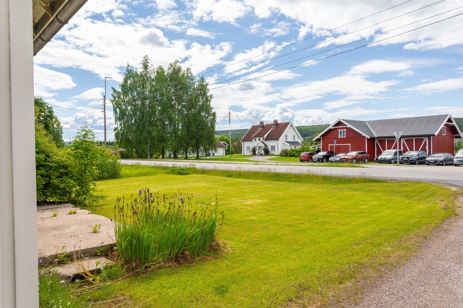 Eiendommen ligger ved Rv2. Innkjøringen fra veien skal stenges. Galleribilde