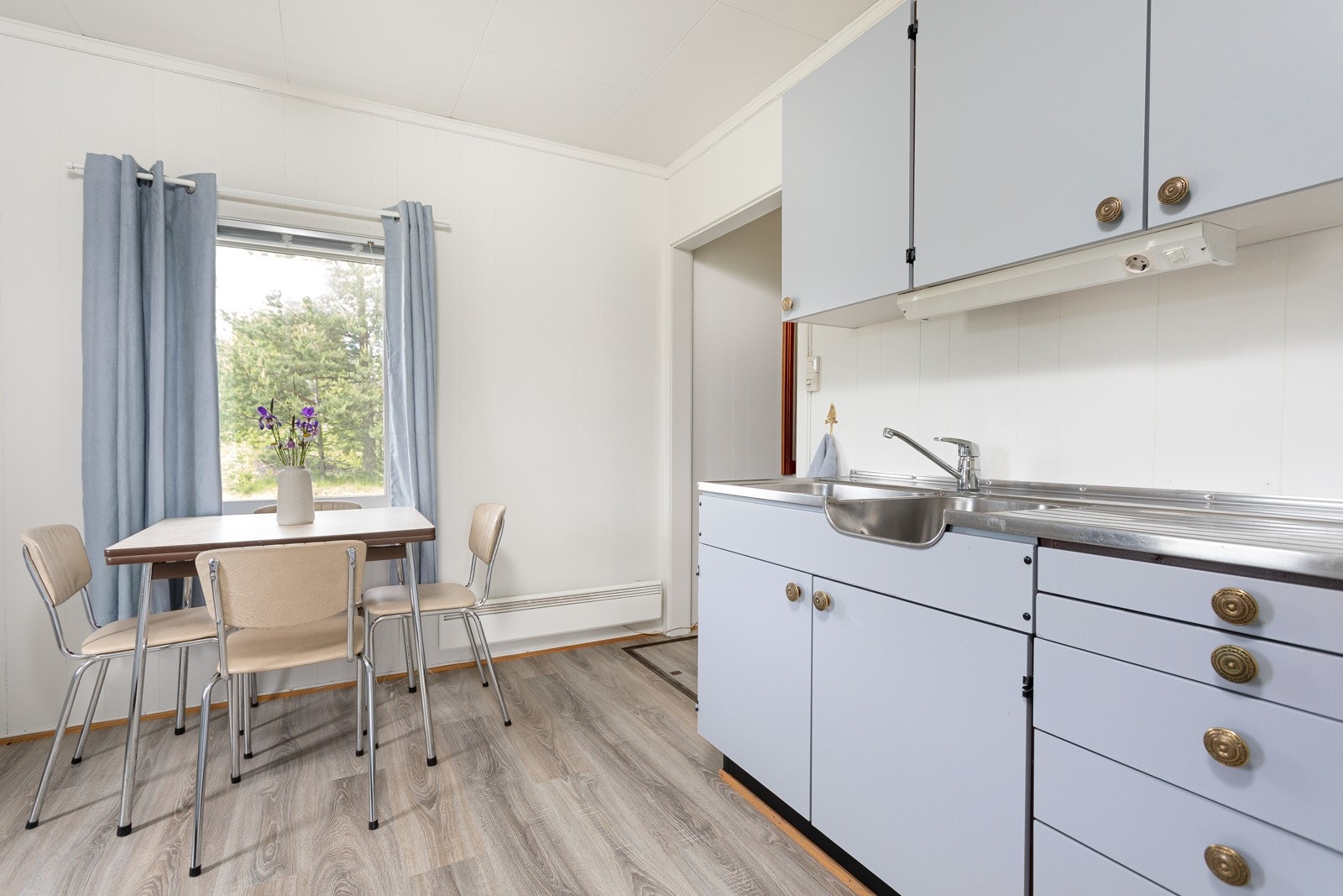 Innredning med plass for frittstående hvitevarer. Galleribilde