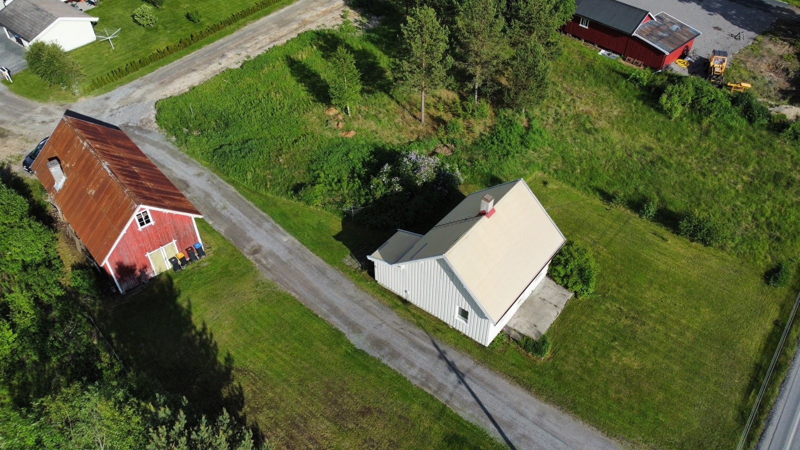 Det er i tillegg til boligen et uthus/låve på tomten. Galleribilde