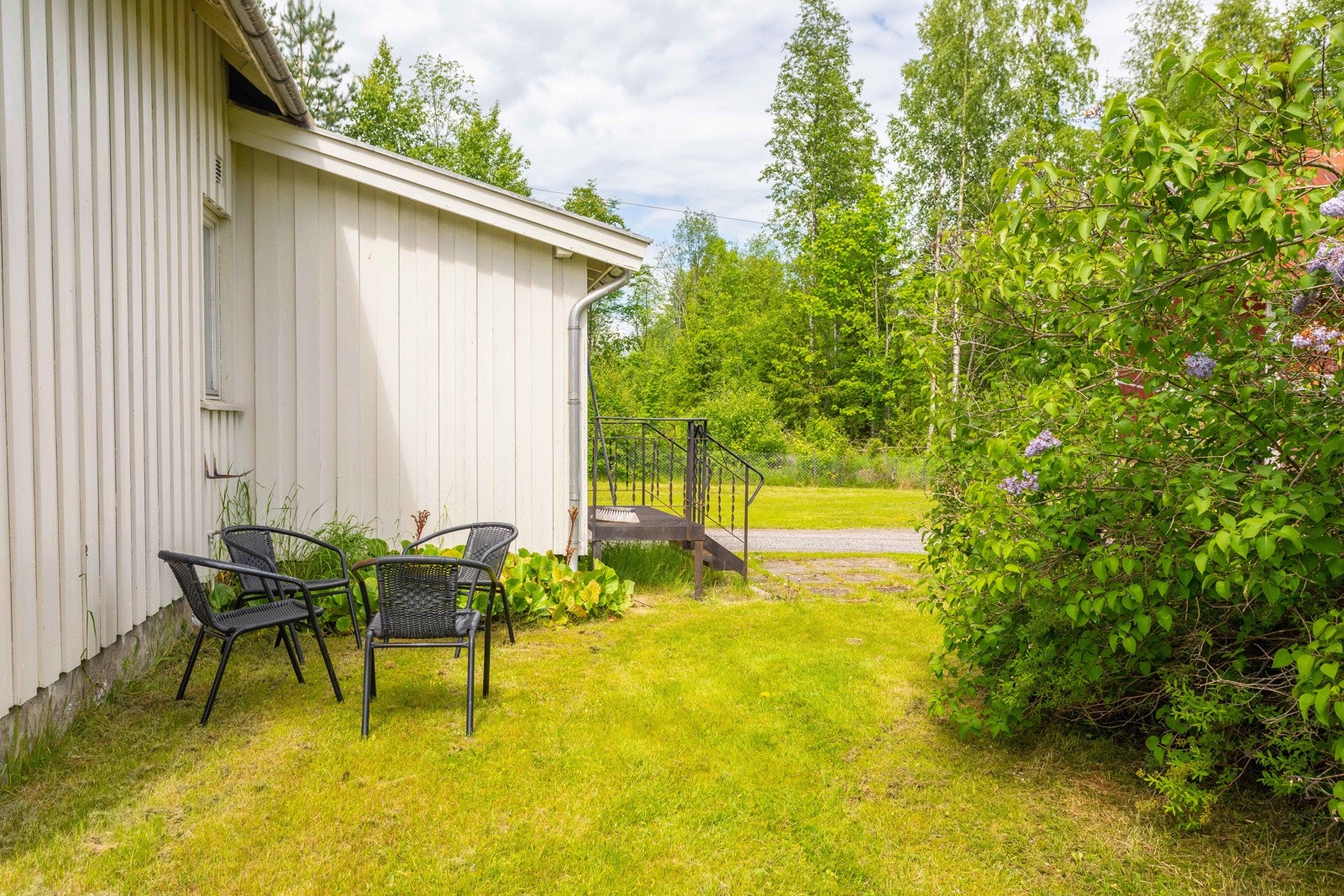 Koselig hage med plen og beplantninger. Galleribilde