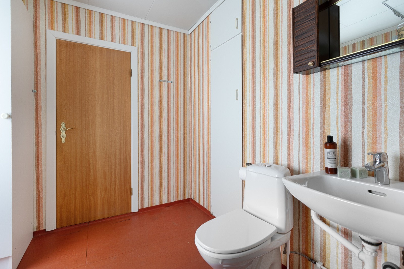 Toalettet og dusjkabinettet er nytt. Galleribilde