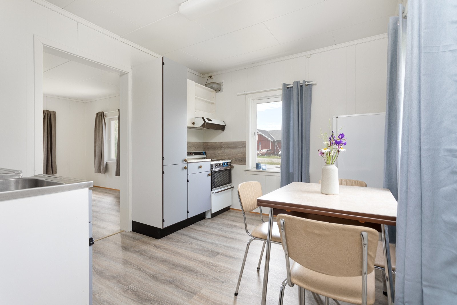 Kjøkken fra byggeåret, med malte fronter. Galleribilde