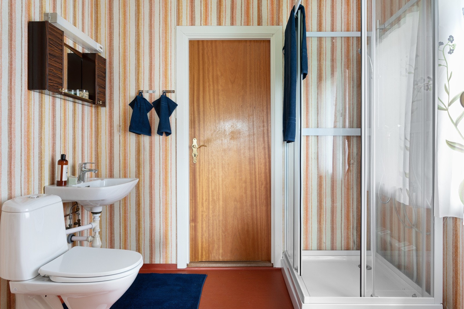 Bad er innredet med servant, toalett og dusjkabinett. Galleribilde