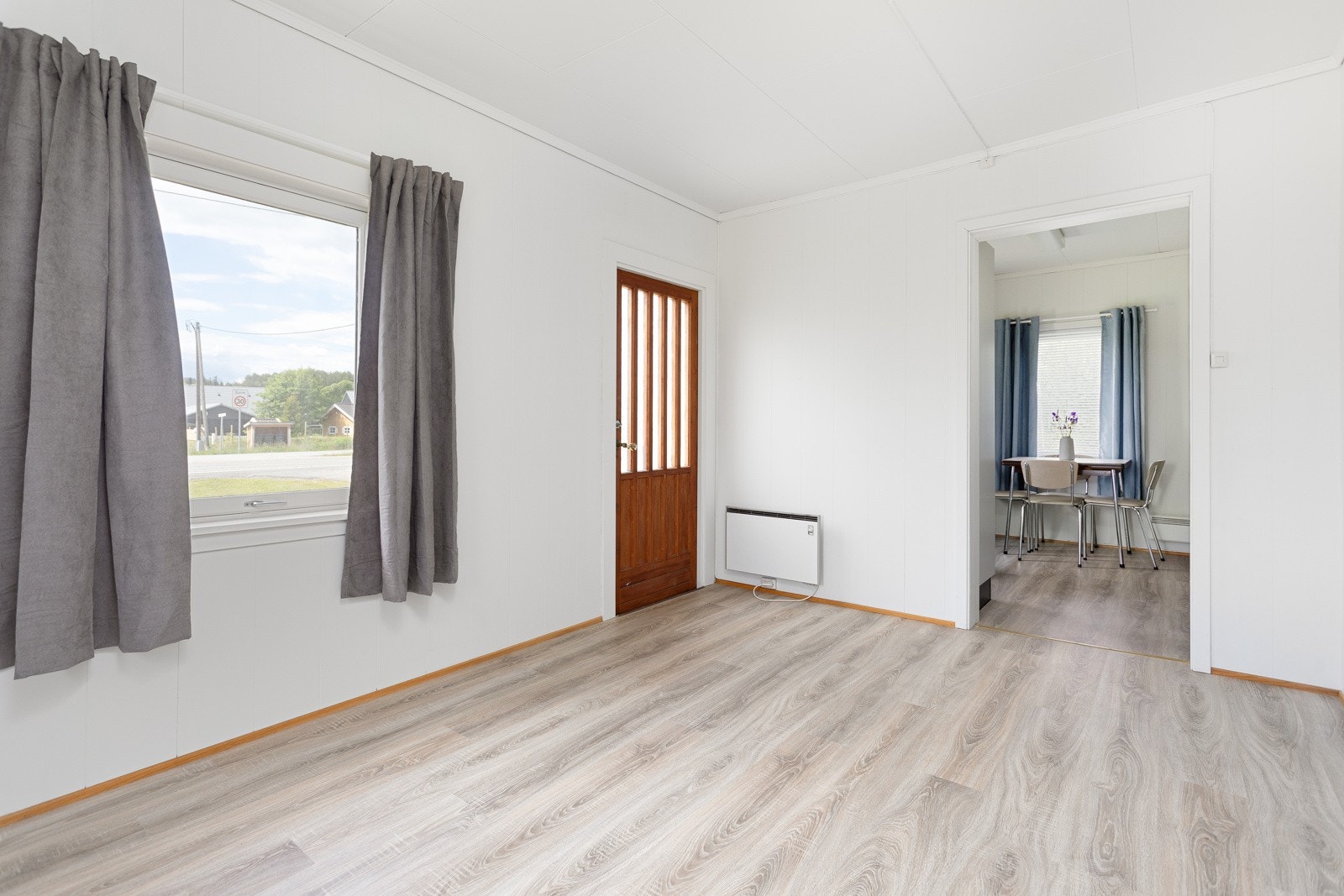 Delvis åpen løsning til kjøkkenet fra stuen. Galleribilde