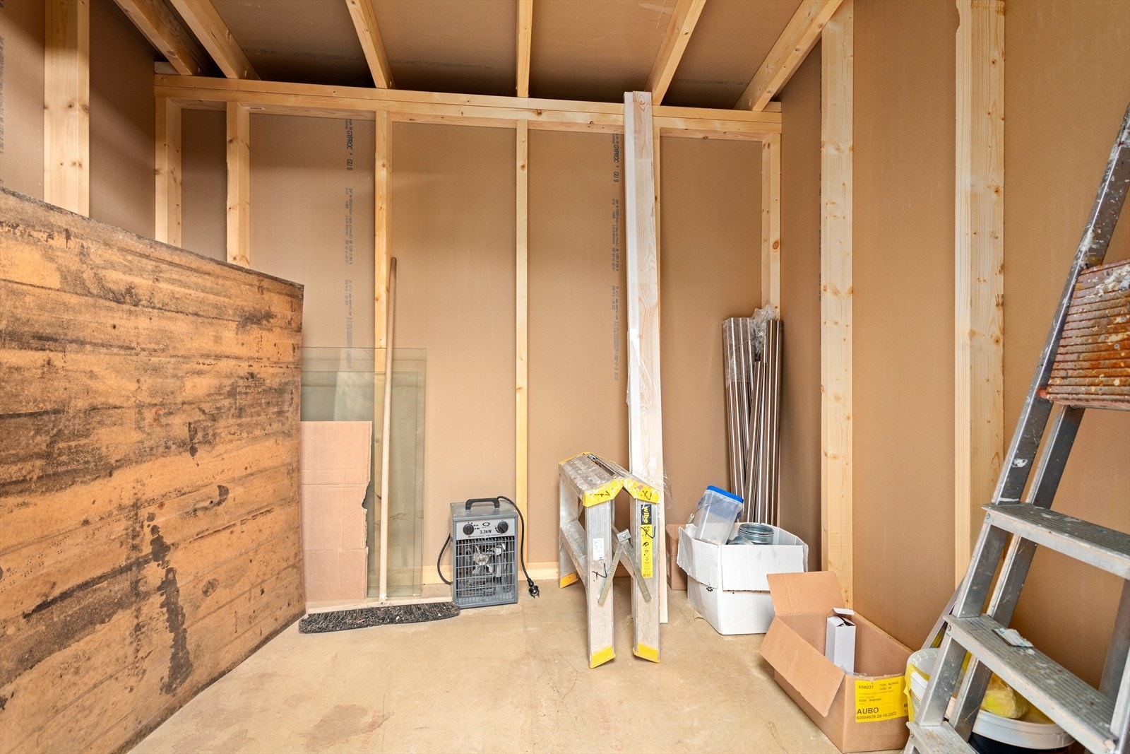 Utvendig bod ved inngangspartiet. Galleribilde