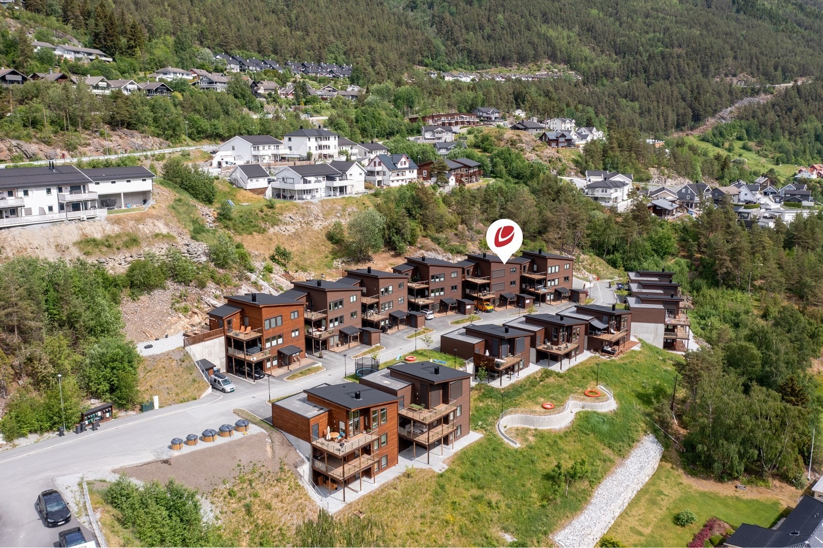 Eigedomen ligg i det nyetablerte og familievenlege bustadområdet Vedlegjerdet på nedre Kjørnes. Galleribilde