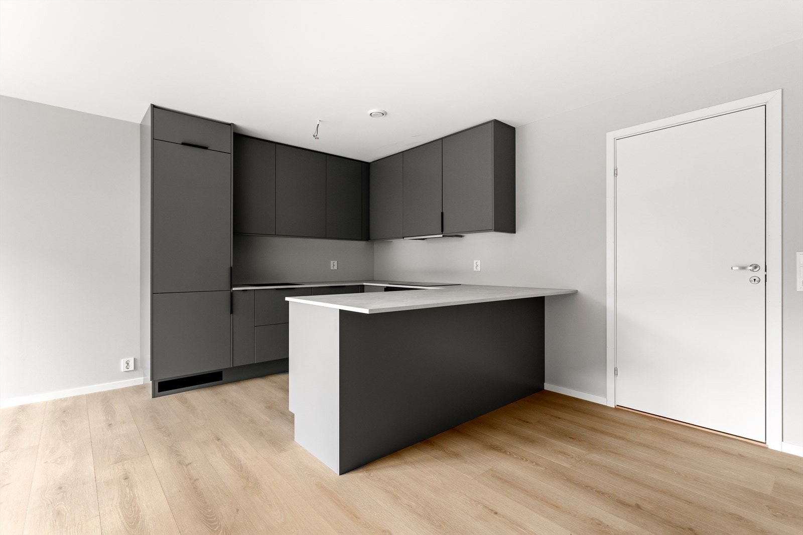 God skap-, skuffe- og benkeplass. Praktisk barløysing ved kjøkkenøya. Galleribilde