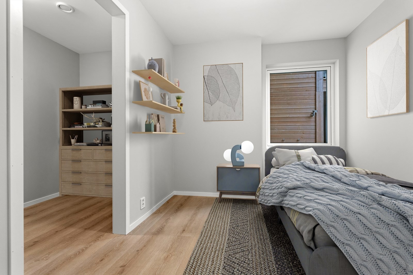 Praktisk garderobe med god plass til oppbevaring. Galleribilde