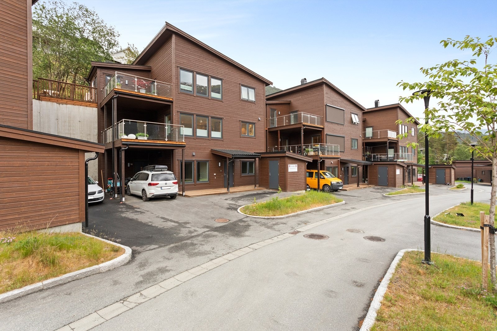 Eigedomen har ein biloppstillingsplass ved inngangspartiet. Galleribilde