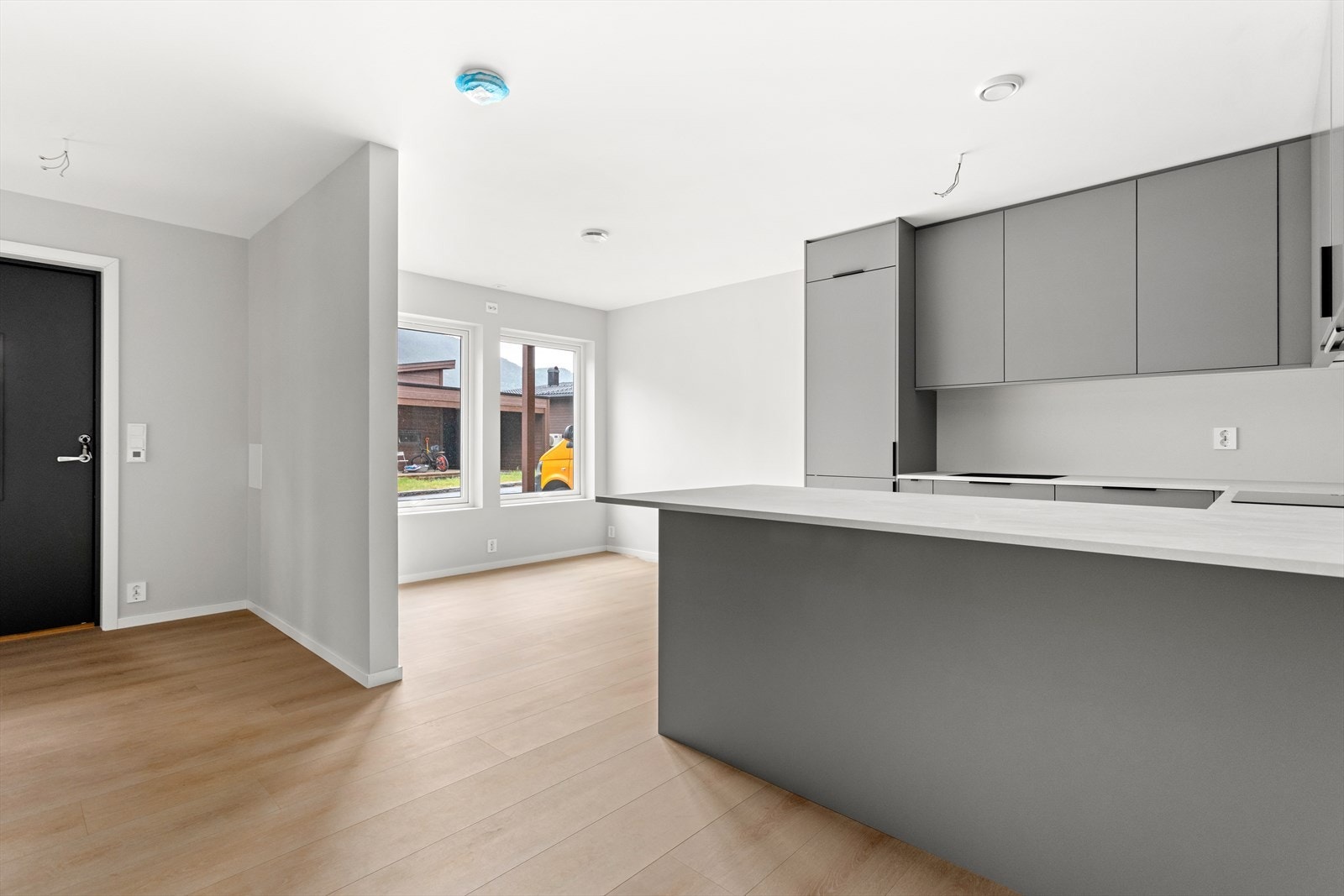 Leilegheita går over eit plan og inneheld gang, stove/kjøkken, soverom, disponibelt rom, bad, bod og garderobe. Galleribilde