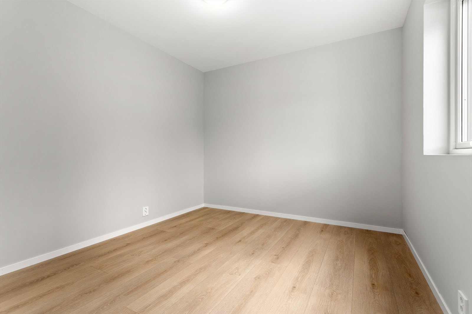 Soverom med plass til garderobeløysing og standard møblement. Galleribilde