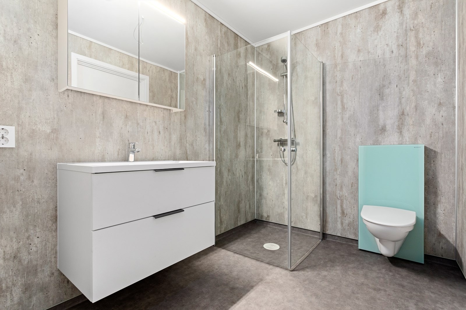 Badet har belegg på golv og baderomsplater på veggar. Galleribilde