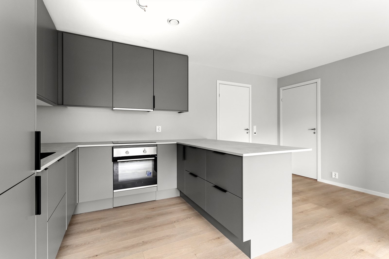 Moderne og flott kjøkkeninnreiing frå Sigdal med slette, grå frontar. Galleribilde