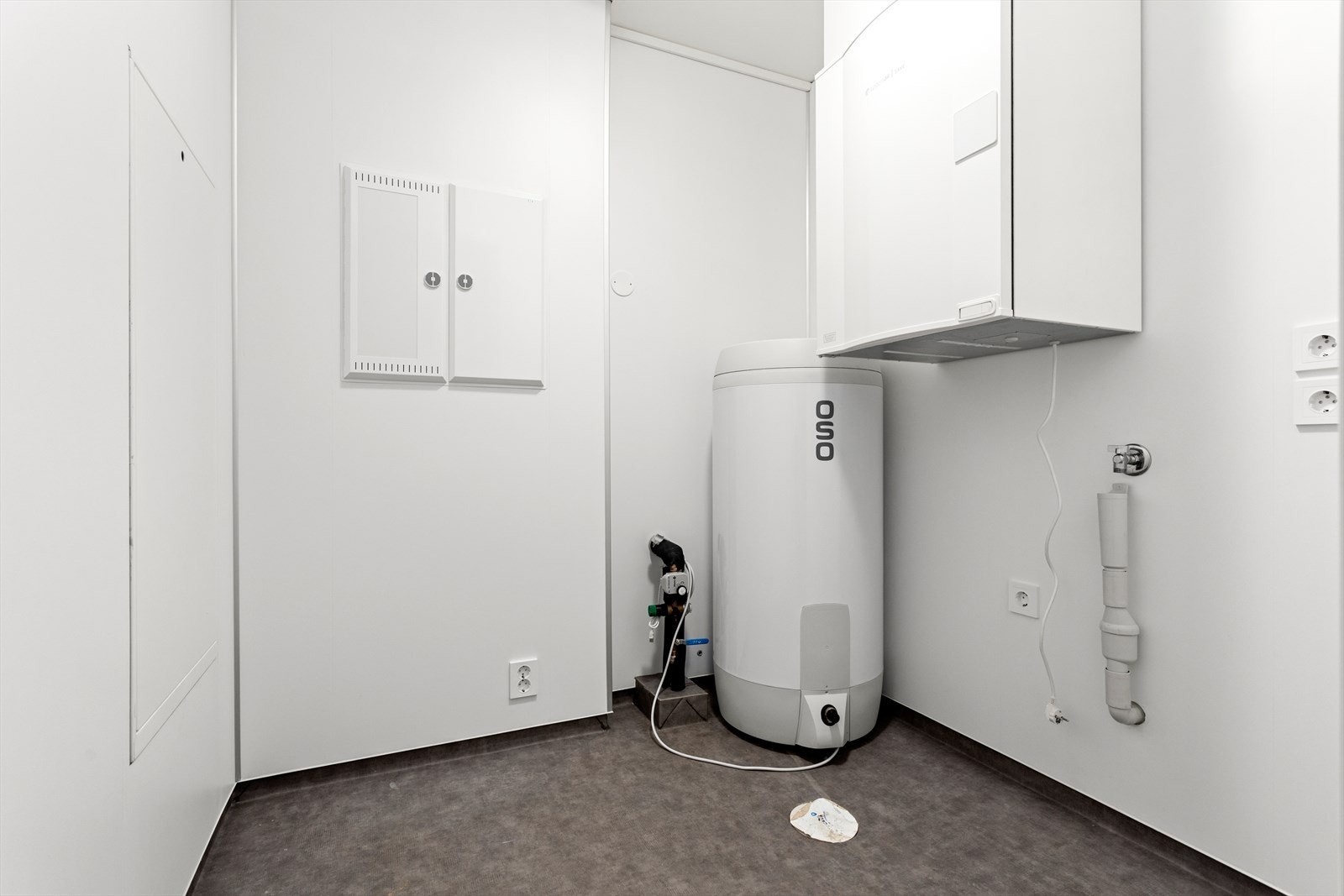 Teknisk rom/bod med opplegg til vaskemaskin. Galleribilde