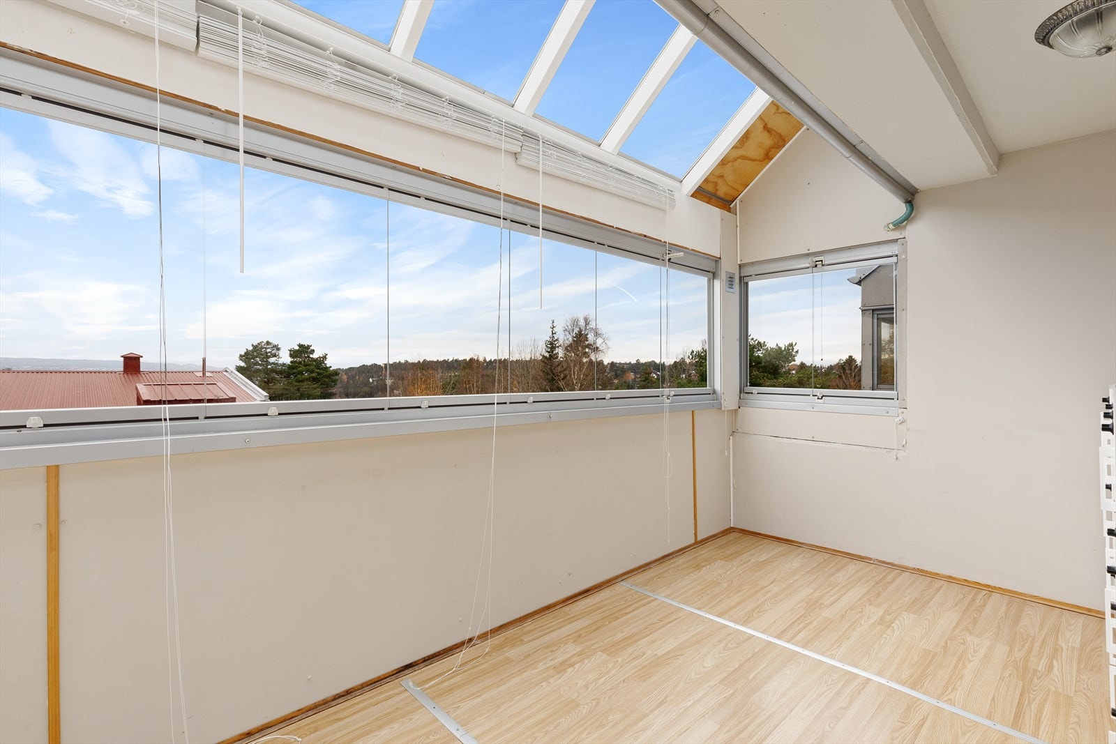 Balkongen har store vindier med persienner og fin utsikt. Galleribilde