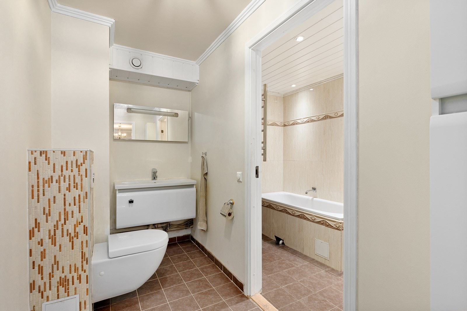 Badet er av eldre årgang, og anbefales å renoveres. Her finnes det mange muligheter ettersom badet er relativt stort. Galleribilde