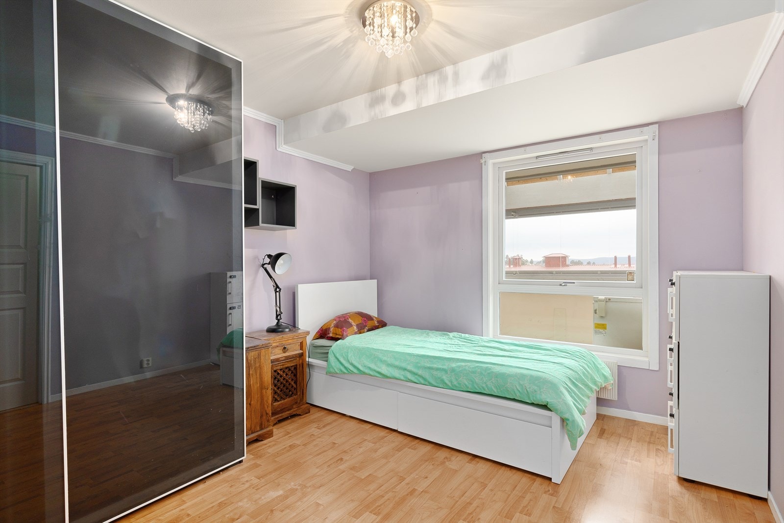 Soverom med skyvedørsgarderobe. Soverommet har vindu ut mot innglasset balkong. Galleribilde