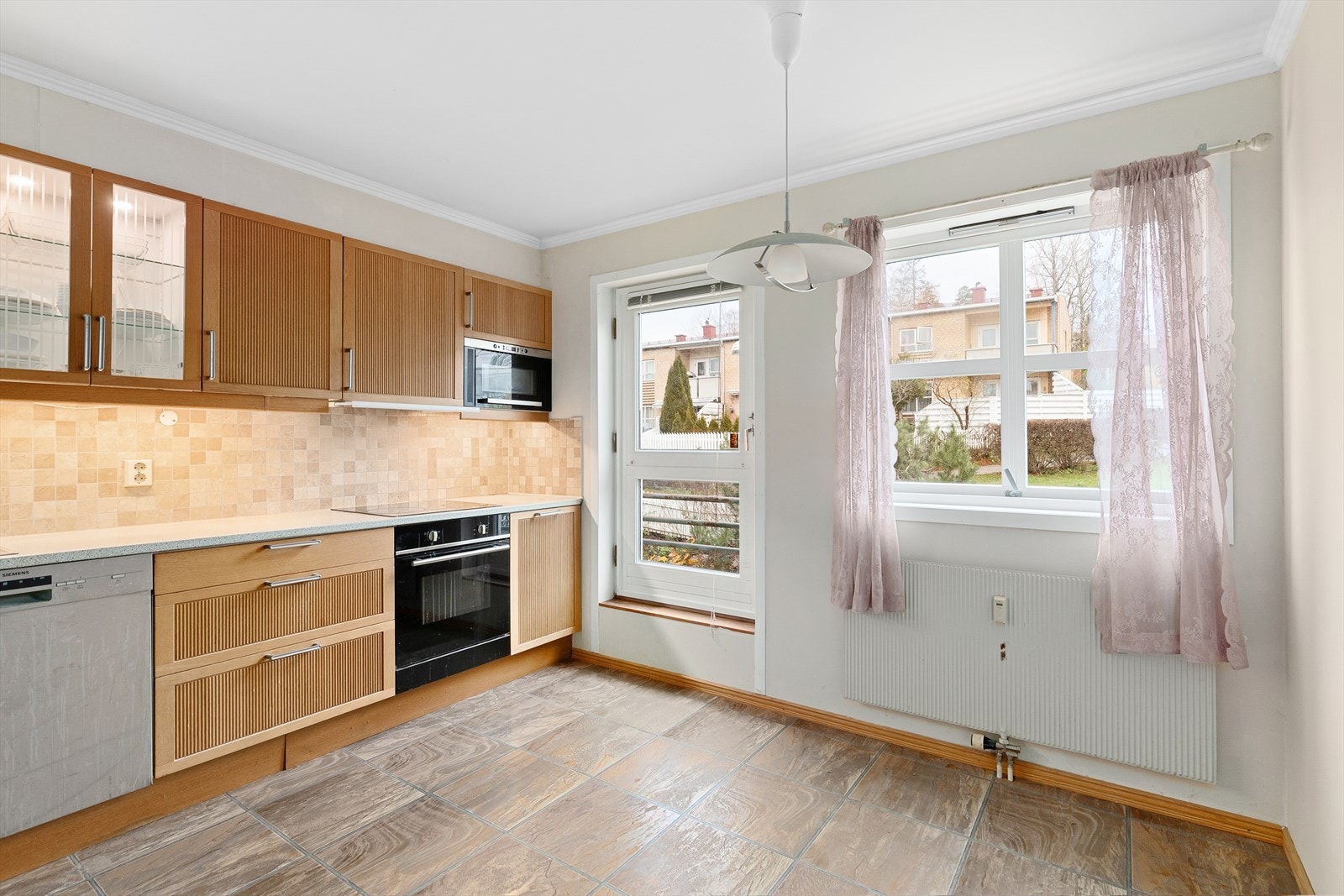 Integrert komfyr, platetopp og oppvaskmaskin. Galleribilde