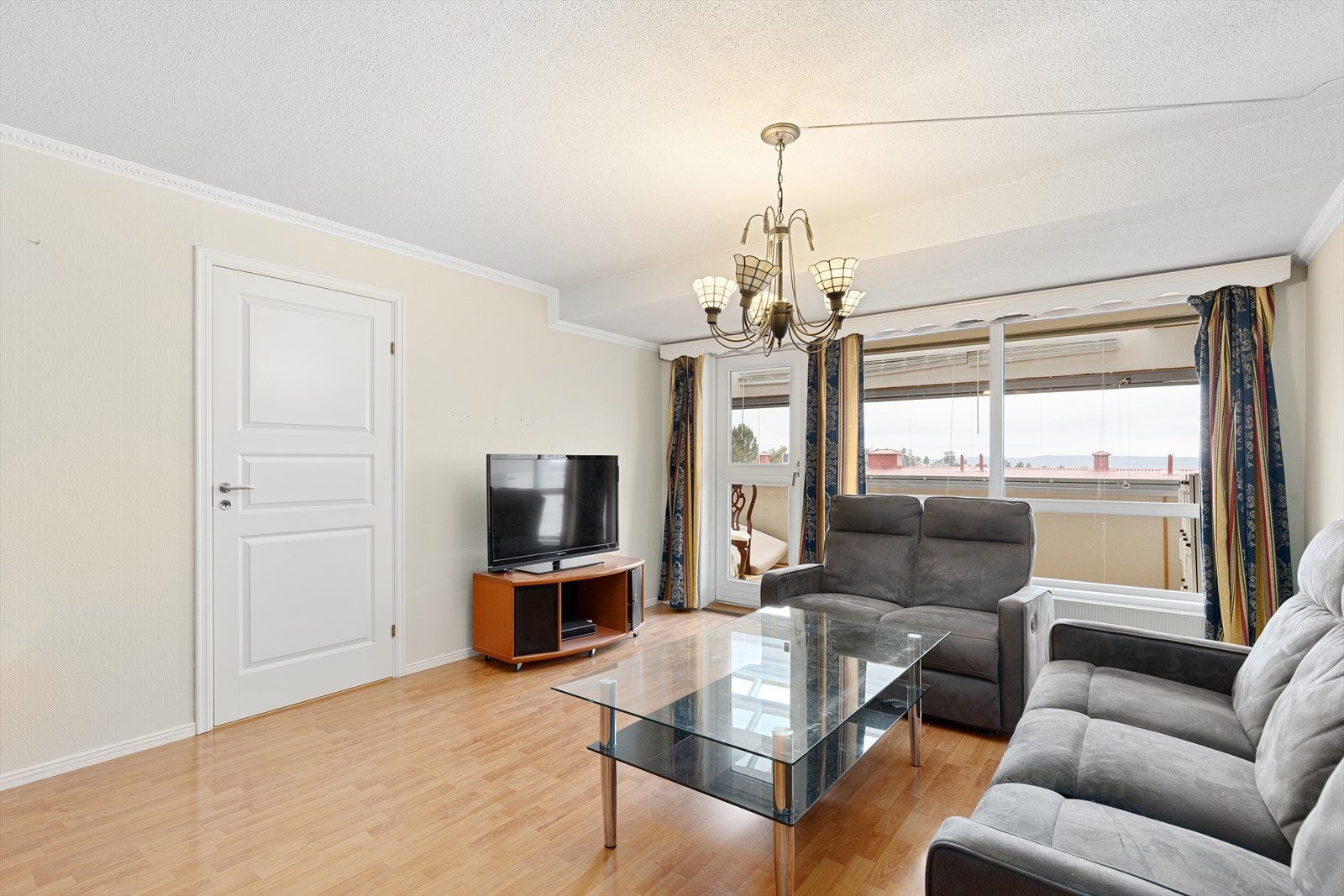 Stuen har godt med lysinnslipp og kan enkelt møbleres med sofaseksjon og spisebord Galleribilde