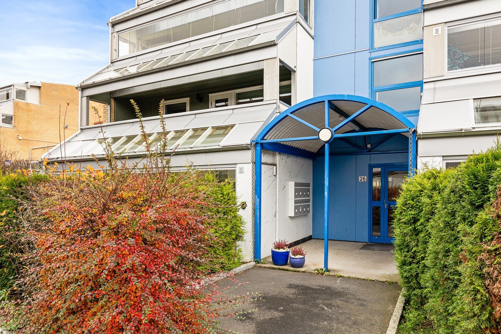 Hyggelig inngangsparti, trappefri adkomst til leiligheten med heis i fellesoppgang. Galleribilde