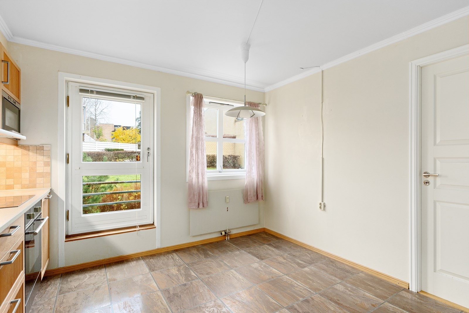 Kjøkkenet ligger adskilt fra stue, og rommer god plass til kjøkkenbord. Galleribilde