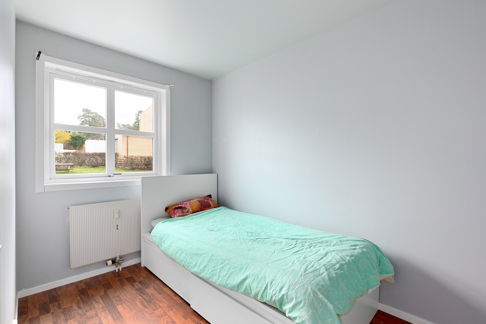 Soverom i behagelig farge, her er det plass til kontorpult/garderobe i tillegg om ønskelig. Galleribilde