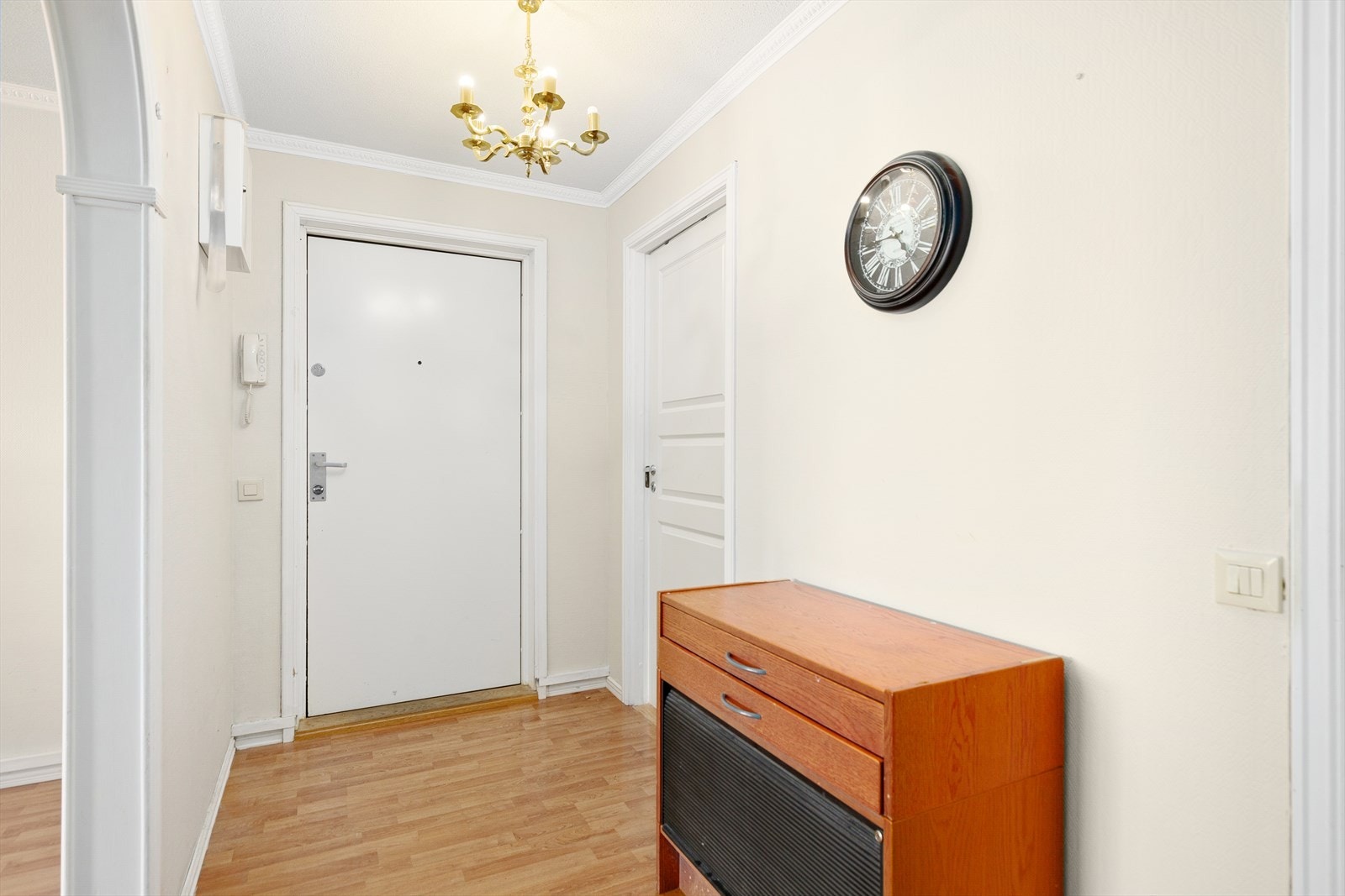 Gang med plass til kommode eller annen type oppbevaring. Galleribilde