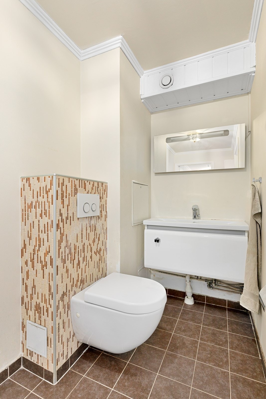 Badet har idag blant annet vegghengt toalett og servant med skuffinnredning Galleribilde