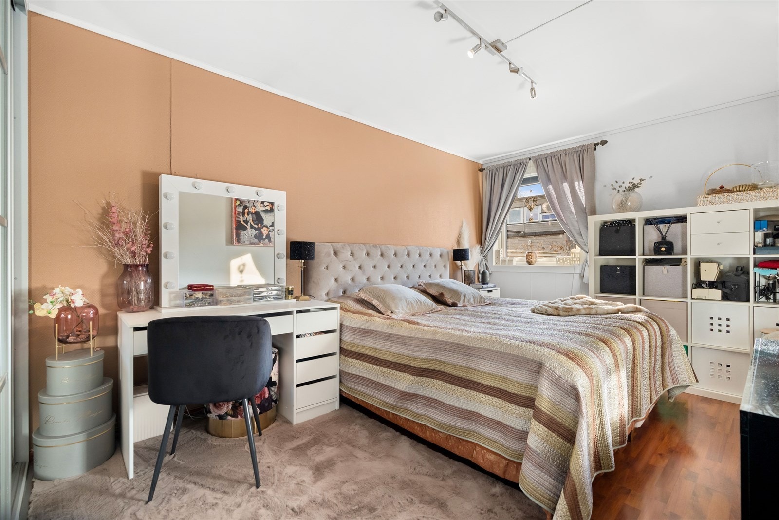 Hovedsoverommet er av god størrelse med plass til både dobbeltseng, nattbord og tilhørende møblement. Galleribilde