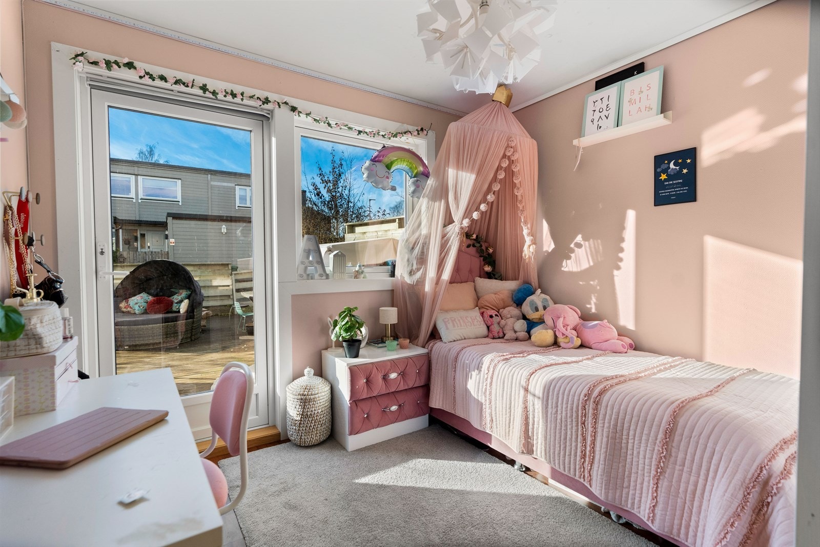 I tillegg har rommet direkte utgang til boligens flotte terrasse! Galleribilde