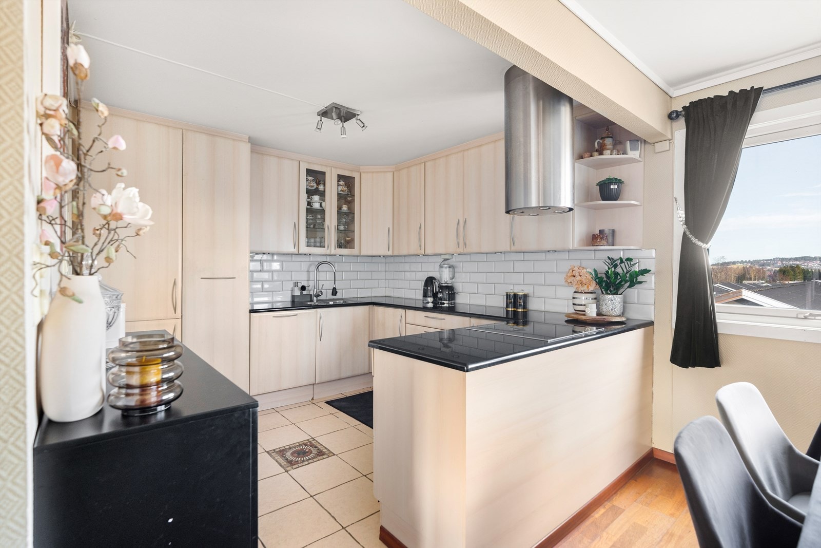 Halvøyen gir et skille i rommet, samtidig som man bevarer den sosiale atmosfæren. Galleribilde