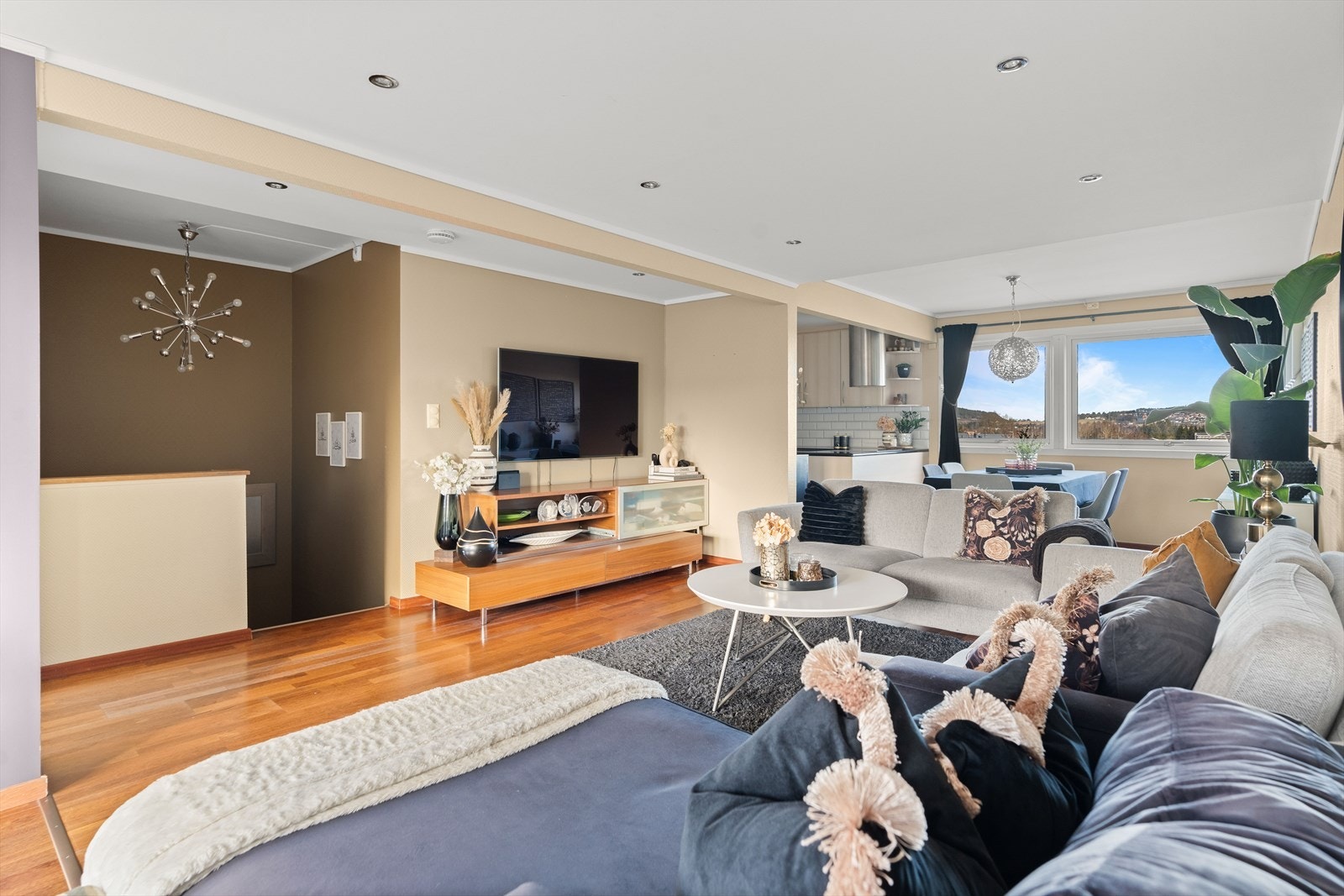 Stuen er lys og romslig, med en praktisk inndeling som skaper flere funksjonelle soner. Galleribilde