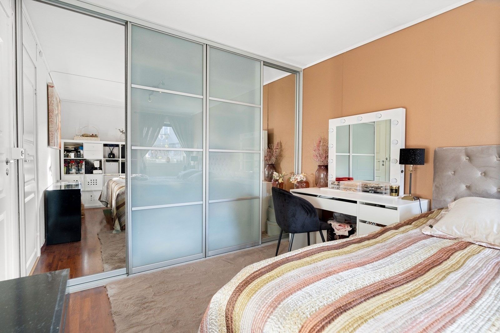 Her har du også en praktisk skyvedørsgarderobe med speil! Galleribilde