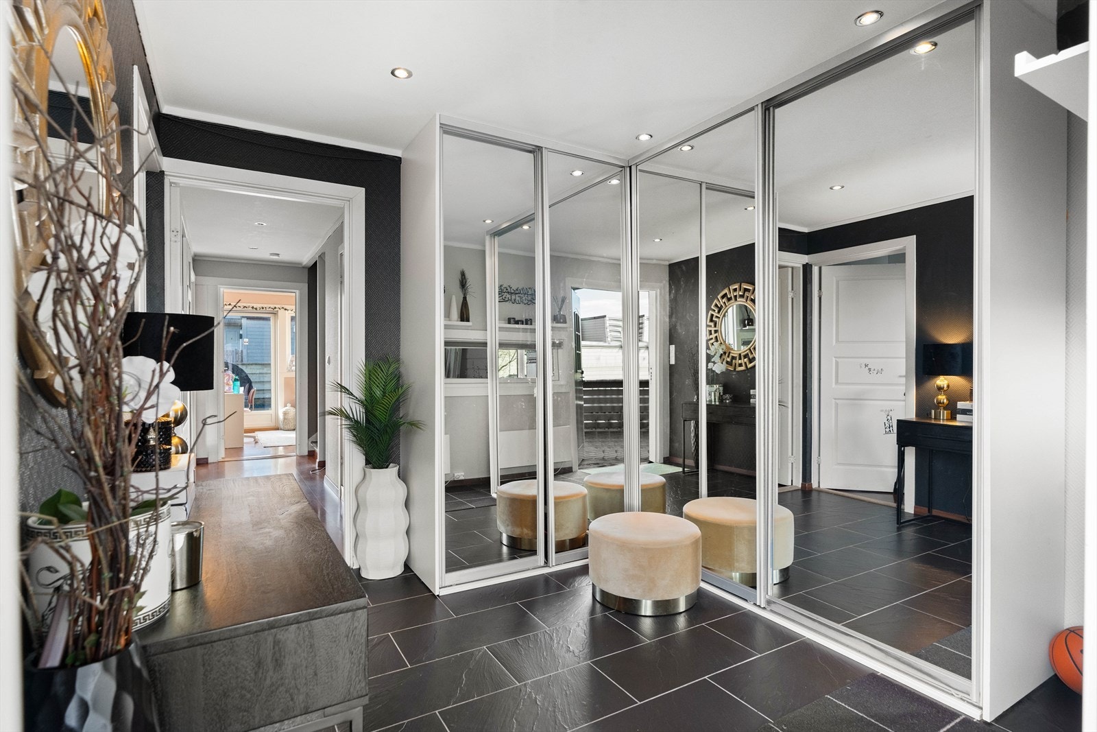 Innbydende og flislagt gang med skyvedørsgarderober. Velkommen inn! Galleribilde