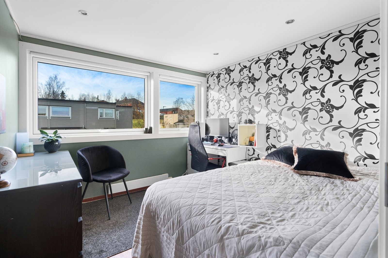 Alle soverommene har plass til seng, nattbord og garderobeløsning. Galleribilde